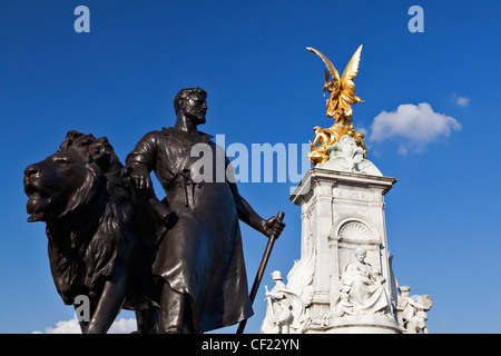 Fertigen Sie Skulptur von Sir Thomas Brock an der Basis der Queen Victoria Memorial vor Buckingham Palast. Stockfoto