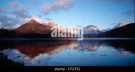 Die Pap von Glencoe und Bidean Nam betrachtet Bian über Loch Leven, Lochaber, Highland, Schottland, Großbritannien. Stockfoto