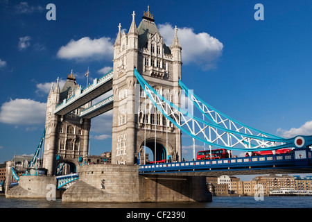 Roten Londoner Busse überqueren die Themse über die Tower Bridge, eines der berühmtesten Wahrzeichen Londons. Stockfoto