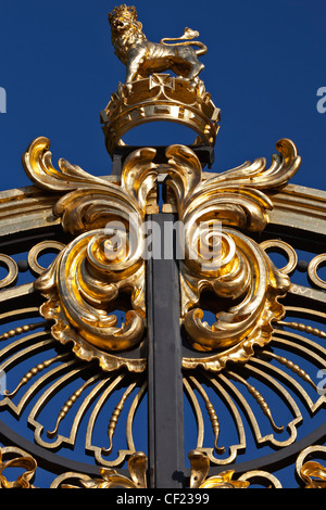 Detail auf dem Kanada-Tor am Eingang zum Green Park. Die Tore wurden von Kanada als Teil der Königin Victoria Memori vorgestellt. Stockfoto