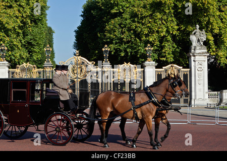 Eine königliche Kutsche, Kanada-Tor, ein Eingang zum Green Park und Bestandteil des Mechanismus der Queen Victoria Memorial vorbei. Stockfoto