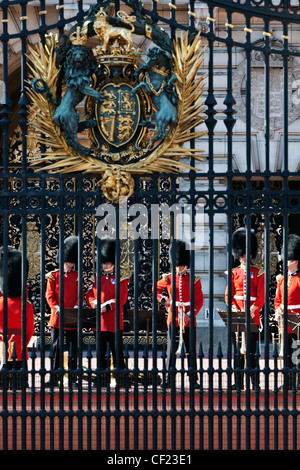 Eine Militärkapelle vorzubereiten, das neue und alte Garde zusammen mit Zuschauer zu unterhalten, während die Veränderung der Wache Zeremonie zus. Stockfoto