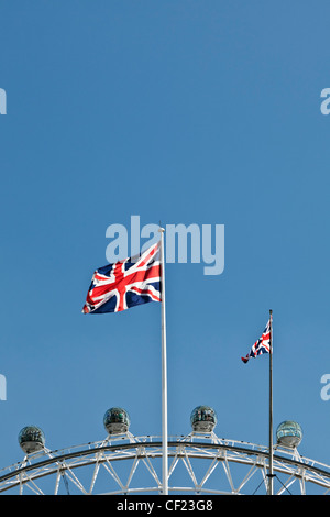 Union Flaggen und Touristen in Hülsen auf dem London Eye. Stockfoto