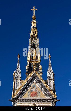 Oben auf das Albert Memorial in Kensington Gardens mit Figuren, die moralische und christliche Werte, vergoldete Engel Raisi Darstellung Stockfoto