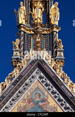 Oben auf das Albert Memorial in Kensington Gardens mit ein Mosaik von Phidias und Michelangelo und Figuren zeigt moral Stockfoto