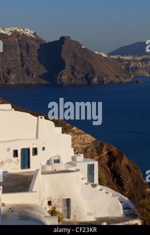 Ein Blick auf einem traditionellen bemalte Höhle Haus im Dorf Oia thront auf einem Felsen über der Caldera von Santorin Stockfoto