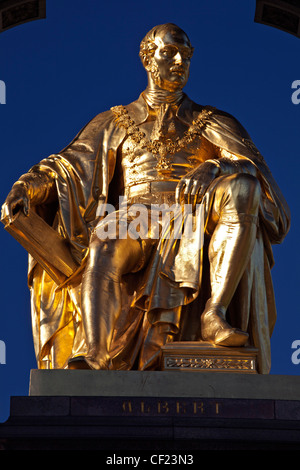 Statue von Prinz Albert sitzt in der Mitte das Albert Memorial. Das Denkmal wurde von Königin Victoria im Speicher o beauftragt. Stockfoto