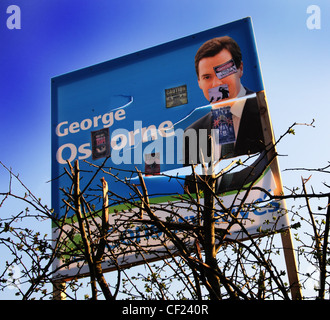 Verunstaltete Apr 2010 Wahlplakat für George Gideon Osbourne nun gewählt, MP und konservativen Kanzler für Tatton Ward, Cheshire Stockfoto