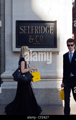 Käufer außerhalb Kaufhaus Selfridges in der Oxford Street. Stockfoto