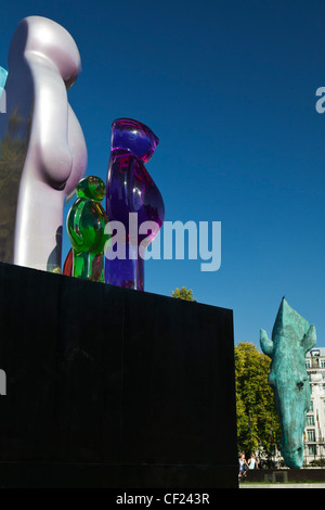 Skulpturen, darunter The Jelly-Baby-Familie von Mauro Perucchetti und 'Pferd im Wasser' von Nic Fiddian-Green in central London Ma Stockfoto