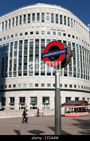 Londoner U-Bahn Zeichen in Canary Wharf gegenüber dem Thomson Reuters-Gebäude. Stockfoto