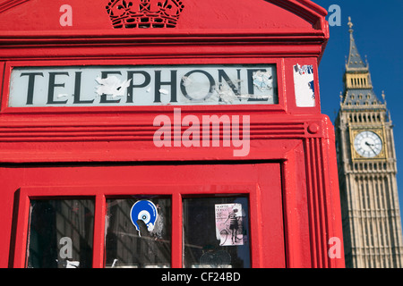 Eine rote Telefonzelle mit Big Ben im Hintergrund. Stockfoto