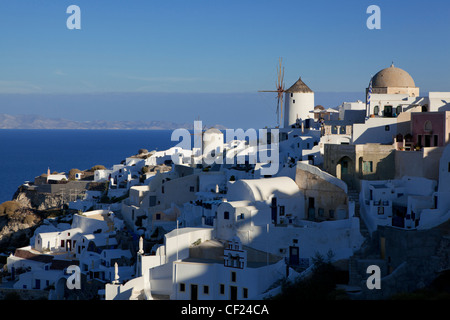 Ein Blick über das Dorf Oia aus der Sicht der Burg am Vormittag Stockfoto