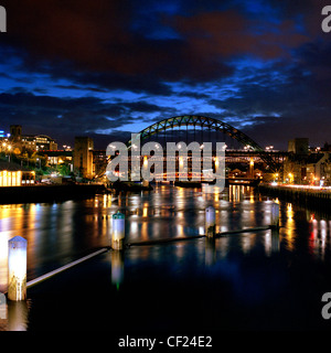 Die Tyne Bridge bei Nacht. Die Brücke ist ein schönes Beispiel für eine Kompression ausgesetzt-Deck-Bogenbrücke und wurde offiziell eröffnet Stockfoto