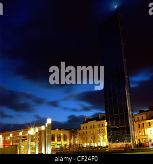 Gespiegelte Turm an das Wales Millennium Centre. Im Jahr 2004 eröffnet, ist es ein Zentrum für darstellende Kunst an der Cardiff Bay gelegen Stockfoto