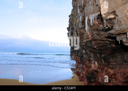 Eiszapfen auf einer Felswand in Ballybunion Irland an einem Winter-Morgen Stockfoto