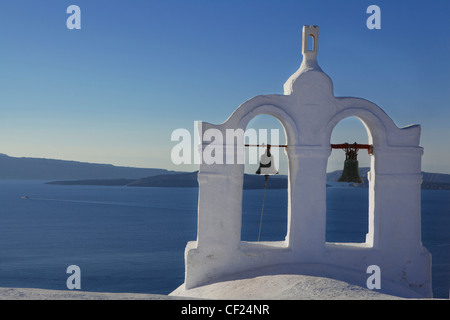 Ein Blick auf einen Glockenturm thront auf dem Dach eine griechisch-orthodoxe Kirche im Dorf Oia Stockfoto