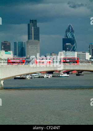 Drei rote Busse überqueren die Themse auf Waterloo Bridge. Die erste Brücke auf dem Gelände wurde entworfen von John Rennie und eröffnet 1 Stockfoto