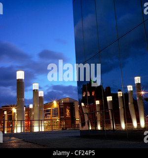 Der gespiegelte Turm vor das Wales Millennium Centre mit Licht reflektiert. Im Jahr 2004 eröffnet, ist es ein Zentrum für die Durchführung Stockfoto