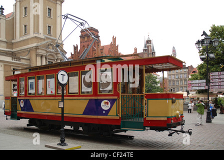 Historische Straßenbahn auf dem Marktplatz in der Altstadt von Torun. Stockfoto