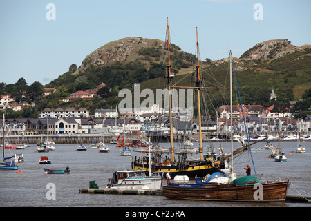 Stadt Conwy, Wales. Freizeit- und Angelboote/Fischerboote vertäut im Hafen von Conwy mit Deganwy im Hintergrund. Stockfoto