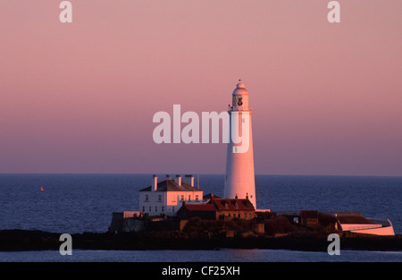 Das beliebte Wahrzeichen der Leuchtturm vor dem natürlichen rosa Hintergrund. Stockfoto