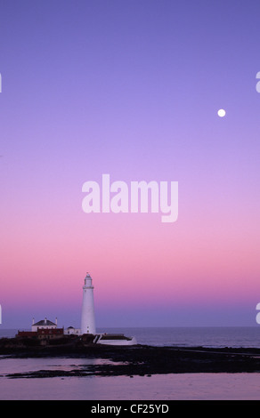 Das beliebte Wahrzeichen der Leuchtturm vor dem natürlichen rosa Hintergrund. Stockfoto