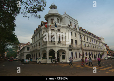 die kolonialen Queens Hotel und der Innenstadt in Kandy, Sri Lanka Stockfoto