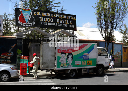 Bereitstellung von kostenloses Frühstück, eine Schule, Teil einer Kampagne der Regierung, die Zahl der unterernährten Kinder, La Paz, Bolivien Stockfoto