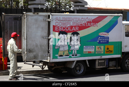 Bereitstellung von kostenloses Frühstück, eine Schule, Teil einer Kampagne der Regierung, die Zahl der unterernährten Kinder, La Paz, Bolivien Stockfoto