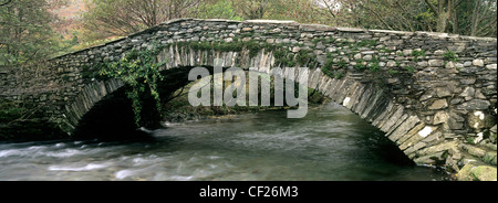 Der Cumbria Weg führt über die neue Brücke überquert den Fluss Derwent in Borrowdale. Stockfoto