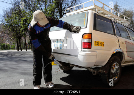 Ein Mechaniker testet die Abgasemissionen eines weißen Toyota SUV-Autos während der Clean Air Week (eine Kampagne zur Verringerung der Luftverschmutzung) in La Paz, Bolivien Stockfoto