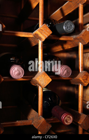 Weinflaschen in einem Weinregal. Stockfoto