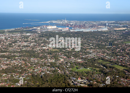 Blick hinunter auf Wollongong Stadt und Vororte Stockfoto