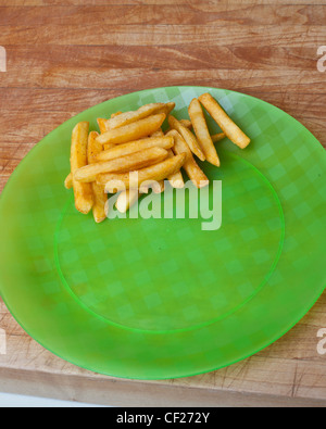 Chicken Nuggets und Pommes Frites auf Kunststoff-Geschirr Stockfoto