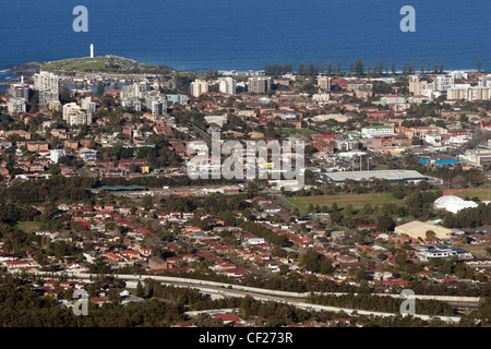 Blick hinunter auf Wollongong Stadt und Vororte Stockfoto