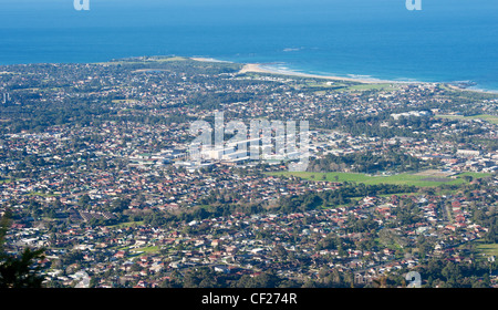 Blick hinunter auf Wollongong Stadt und Vororte Stockfoto