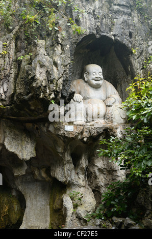 Lachender Buddha Skulptur in Kalkstein Grotte von feilai Feng ling Yin Tempel Hangzhou China Stockfoto