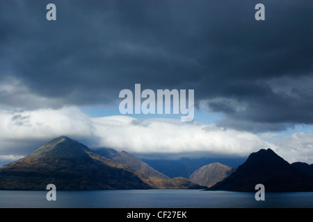 Blick über das Meer Loch nördlich von Elgol zu den Gipfeln der schwarzen Cullins. Stockfoto