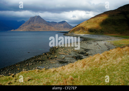 Blick über das Meer Loch nördlich von Elgol zu den Gipfeln der schwarzen Cullins. Stockfoto