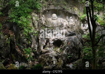Nassen Bauch der Lachender Buddha Skulptur an feilai feng Kalkstein Grotten bei ling Yin Tempel Hangzhou China Stockfoto