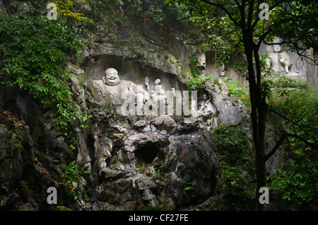Lachende Buddha Skulptur am Feilai Feng Kalkstein Grotten bei Ling Yin Tempel Hangzhou Volksrepublik China Stockfoto