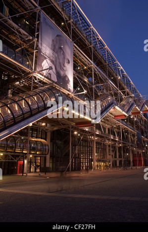 Beaubourg. Das Centre Pompidou in Paris, in der Dämmerung. Diese riesigen, modernen Glas- und Stahlbau ist ein Wahrzeichen Paris geworden. Frankreich. Stockfoto