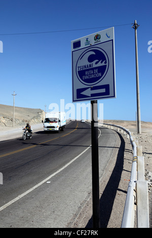 Tsunami-Rettungsweg zu unterzeichnen, in spanischer Sprache auf Straße in der Nähe von Ilo, Peru Stockfoto