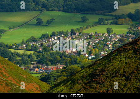 Blick über die grünen und roten weite dieser Bevölkerung mit Blick auf Kirche Stretton von Long Mynd im Frühherbst Stockfoto