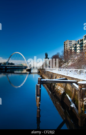 Blick entlang des Flusses Clyde in Richtung Glasgow Clyde Arc Brücke, besser bekannt als die Squinty-Brücke. Stockfoto