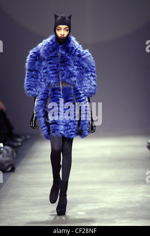 Eisberg Mailand bereit zu tragen-Herbst-Winter-Katze Frau Stil Sturmhaube und flauschige blaue Pelzmantel, schwarze Strumpfhose und Plattform-Kalb Stockfoto