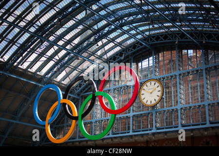 Einen riesigen Satz der Olympischen Ringe in St. Pancras International Station willkommen Besucher nach London, Gastgeberstadt des 2012 ausgesetzt Stockfoto