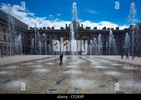 Brunnen in der Edmond J. Safra Fountain Court im Somerset House. Stockfoto