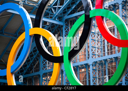 Einen riesigen Satz der Olympischen Ringe in St. Pancras International Station willkommen Besucher nach London, Gastgeberstadt des 2012 ausgesetzt Stockfoto